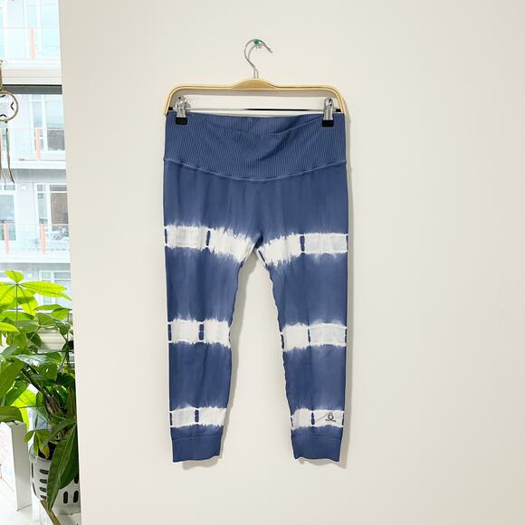 Phat Buddha Blue & White Tie Dye Seamless Crop Leggings Size M/L - Picture 1 of 5